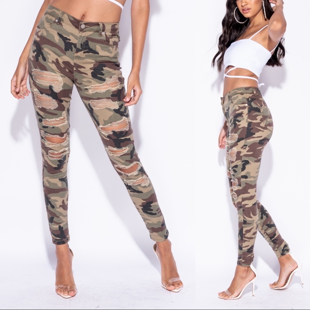 🛑Closet Clear Out 🚨- Distressed Camo Jeans - Picture 4 of 8